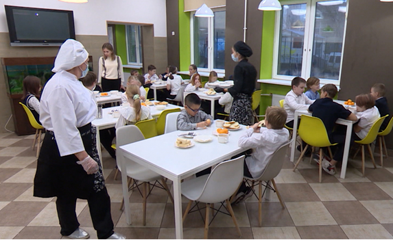 В Санкт-Петербурге решили прислушаться к мнению родителей по поводу школьного питания и запустили чат-бот